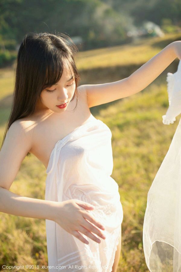 Mia Xu Weiwei "Piknik Seksi dengan Warna dan Wewangian Sempurna" [秀 人 XIUREN] No.1238