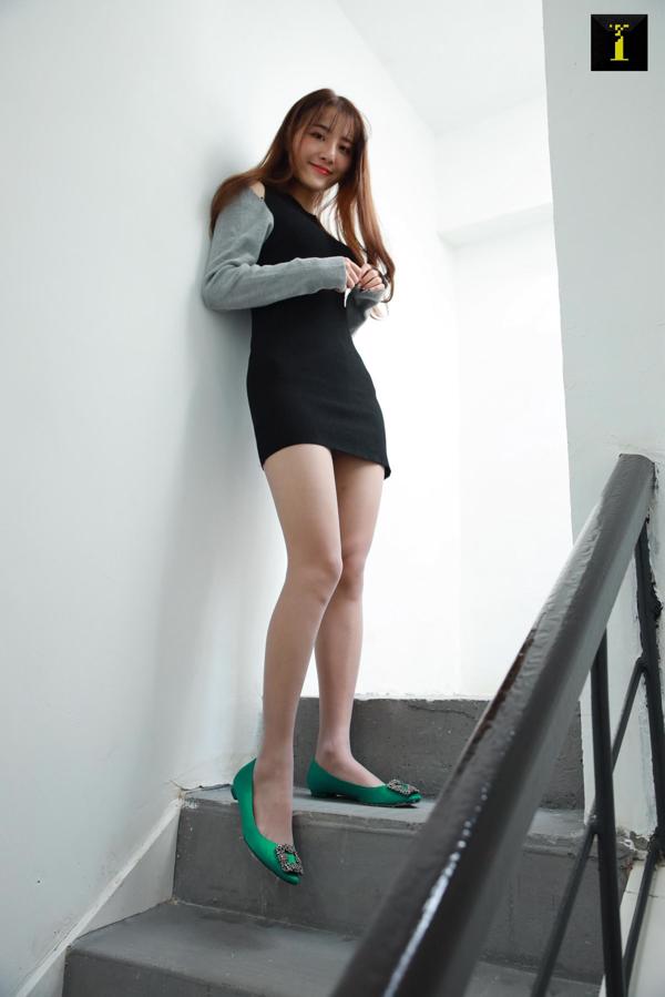 ワンピング「ワンピングのグリーンフラットシューズ」【IsstoIESS】美しい脚とシルクの足