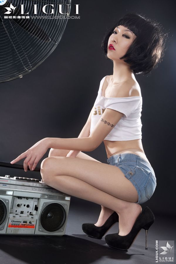 [丽 柜 贵 pied LiGui] Modèle Wenxin "Fille à la mode Denim Hot Pants" Belles jambes et pieds soyeux