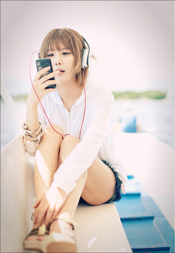 Xu Yunmei (허윤미) "Fresh Headphone Girl"
